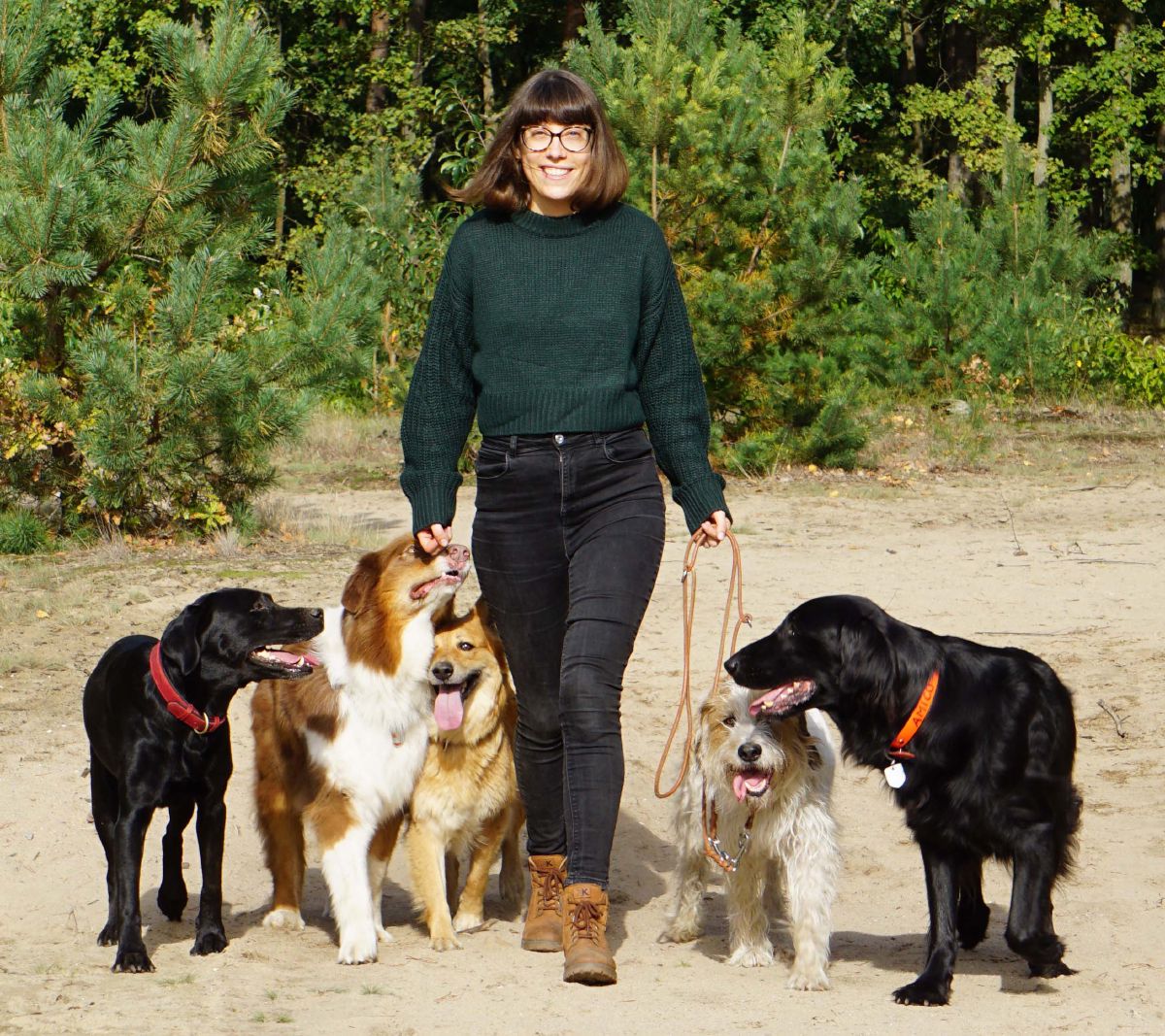 Laura mit Hunden im Wald